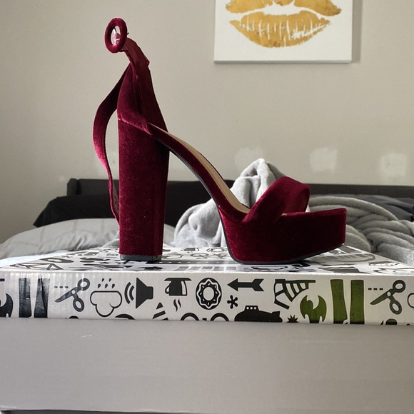 Never Worn. Great for fall and winter looks - Picture 5 of 5